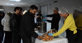  Anadolu Üniversitesi öğrencileri sınav haftasında sunulan ikramlardan memnun