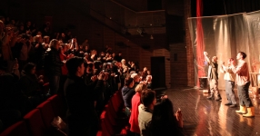 Tiyatro Anadolu’nun “Maskeliler” oyunu Düzce Üniversitesi’nde büyük beğeni topladı