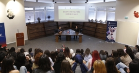 Ünlü Oyuncu Canan Ergüder, Anadolu öğrencileriyle bir araya geldi