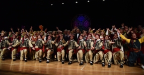  Halk Dansları Topluluğu sahnede folklor şöleni sundu